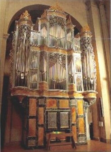 La Commune de Chavagnes-en-Paillers dispose d’un orgue et fait référence à des artistes reconnus aux XVIIème et XXVIIIème siècles. Elle compte également de nombreuses associations culturelles actives.